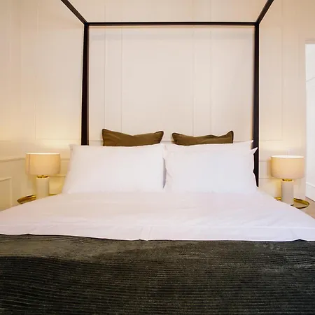 Daire -new- Chic Chiado Apartment, Elevator Buiding, Steps To Everything Lisboa