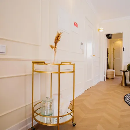 Daire -new- Chic Chiado Apartment, Elevator Buiding, Steps To Everything Lisboa