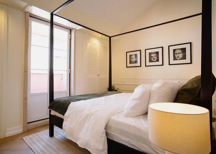 -new- Chic Chiado Apartment, Elevator Buiding, Steps To Everything Apartment Lisbon