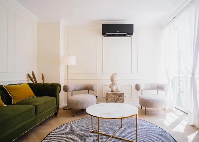 -new- Chic Chiado Apartment, Elevator Buiding, Steps To Everything شقة