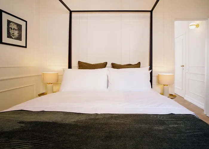 Apartment -new- Chic Chiado Apartment, Elevator Buiding, Steps To Everything Lisbon