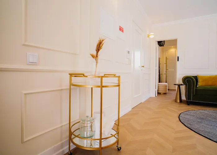 Apartment -new- Chic Chiado Apartment, Elevator Buiding, Steps To Everything Lisbon