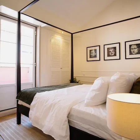 -new- Chic Chiado Apartment, Elevator Buiding, Steps To Everything דירה ליסבון