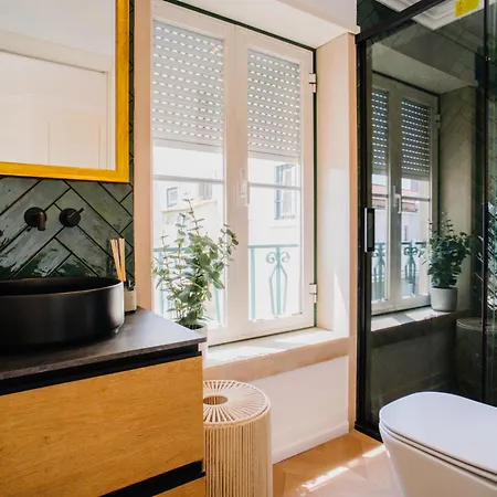 -new- Chic Chiado Apartment, Elevator Buiding, Steps To Everything * 리스본